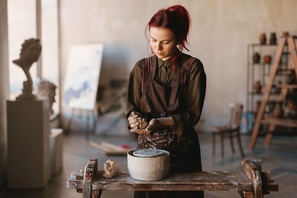 Quelles sont les techniques pour sculpter l'argile sans tour de potier ?